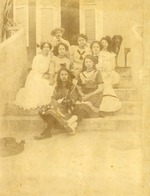 Maria Elisabeth (Momochi) Brown-Gorsira met haar dochters en vermoedelijk haar man, Pieter Erkens Brown te Curaçao