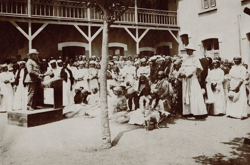 Bijeenkomst van hoedenvlechtsters, ter gelegenheid van een lezing door Haim J. Cohen Henriquez, president van de Curaçaosche Vereeniging van Hoedenvlechtsters Arbeid Adelt te Santa Rosa op Curaçao