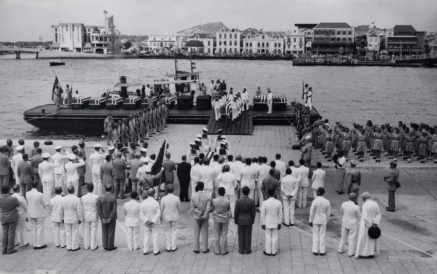 Gesneuvelde of overleden Amerikaanse matrozen worden overgebracht vanuit Willemstad op Curaçao naar Amerika