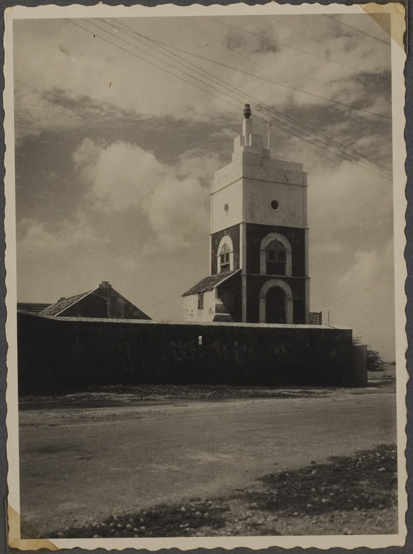 Fort Zoutman (uit 1796) op Aruba met Toren Willem III (uit 1867), die als vuurtoren dienst deed