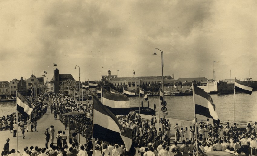 Optocht tijdens het bezoek van koningin Juliana en prins Bernhard aan Curaçao van 18 - 21 oktober 1955 in Willemstad
