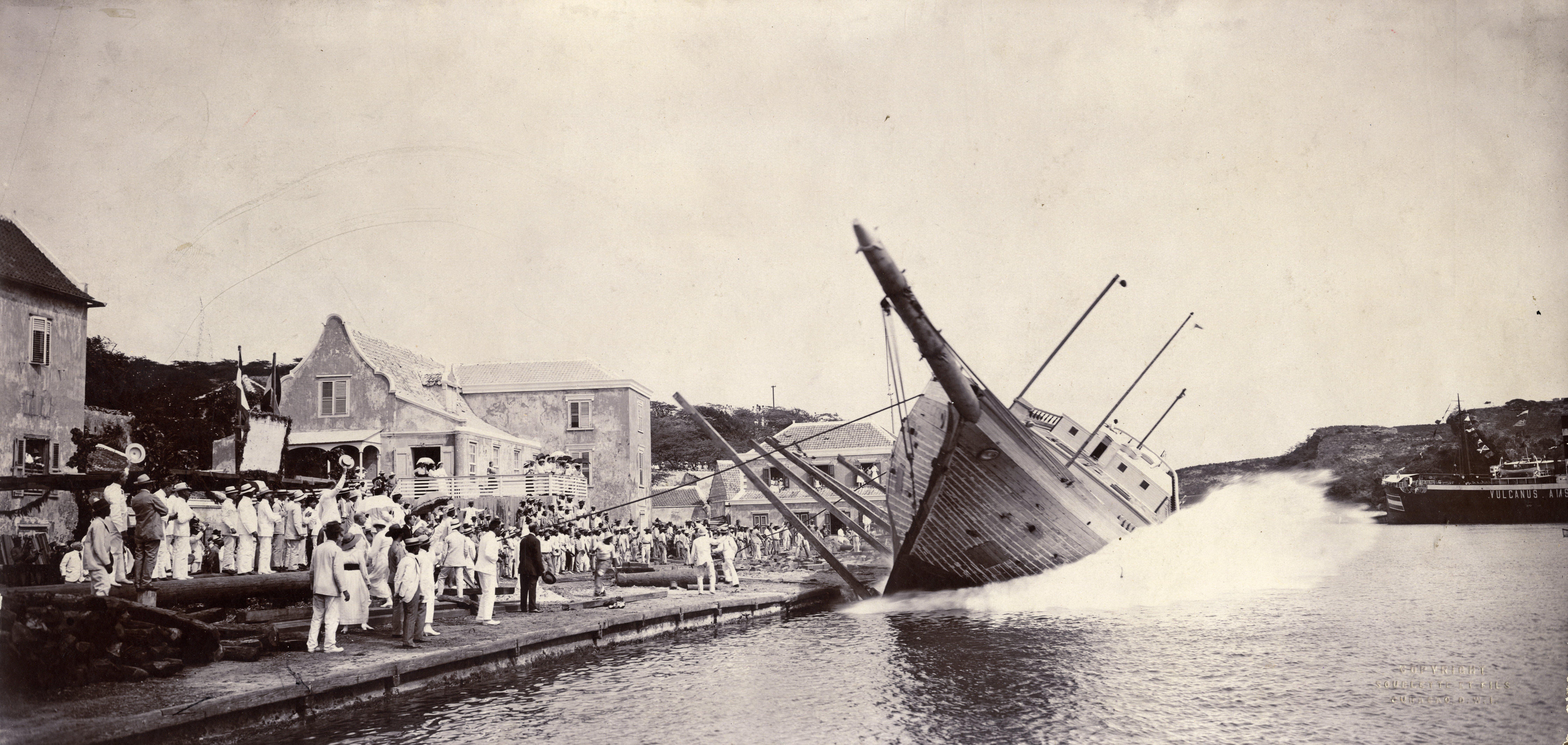Tewaterlating van de schoener Hollandia van de Curaçaosche Handel Maatschappij te Willemstad