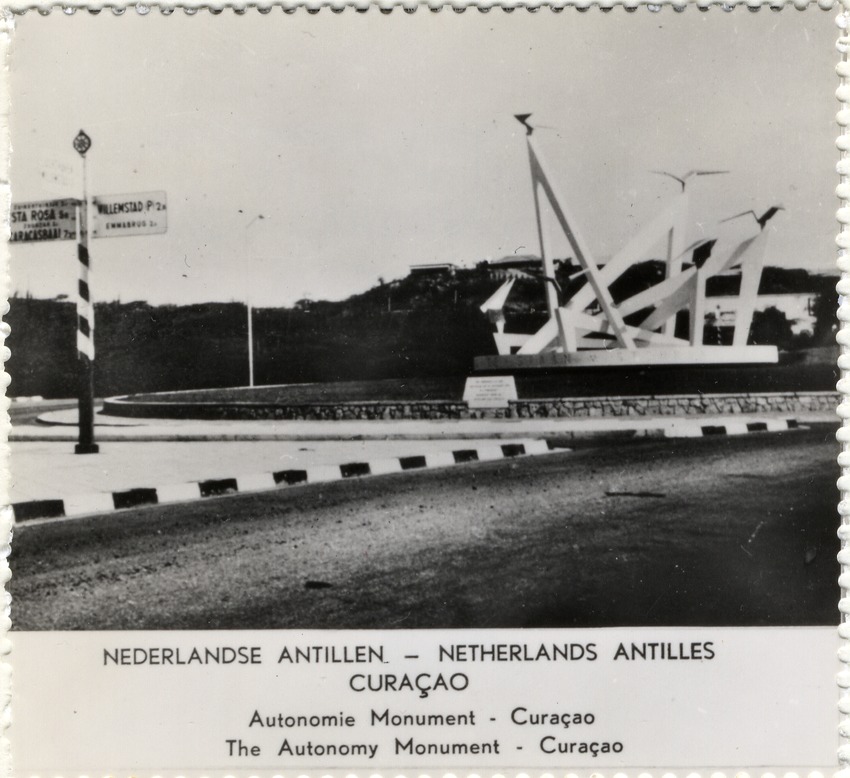 Het Autonomiemonument, gemaakt door J. Fresco ter gelegenheid van de invoering van het statuut in 1954, aan de Emancipatieboulevard te Willemstad