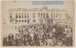 Erepoort bij het raadhuis ter gelegenheid van het 25-jarig Emancipatiefeest te Willemstad
