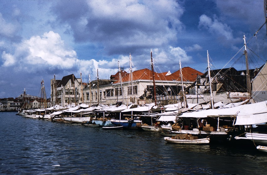 Zeilboten in de haven van Willemstad, Curaçao