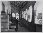 Achtergalerij van landhuis Brievengat op Curaçao voor de restauratie van 1955 met achteraan de slavenbel