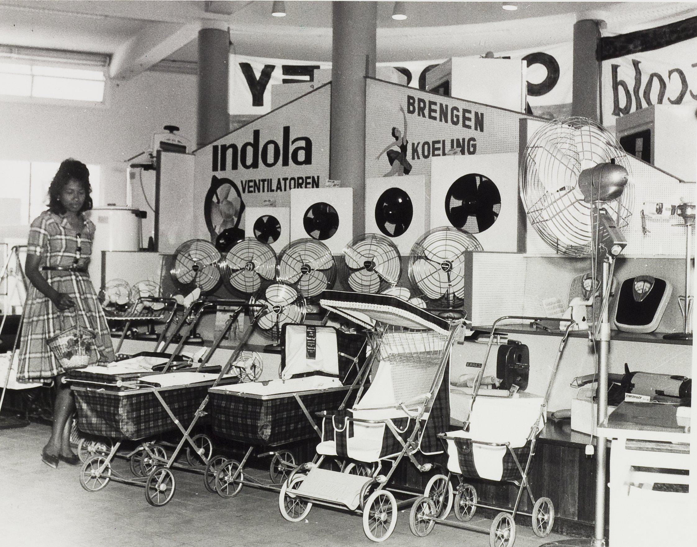 Interieur van een winkel van de Curaçao Trading Company (NA) N.V. te Willemstad
