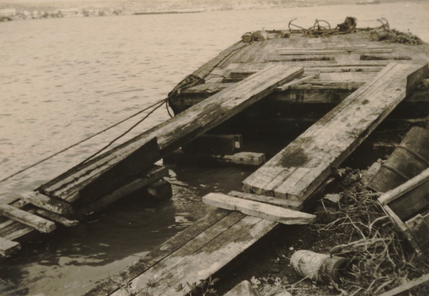 Houten ponton, gebruikt voor een boormachine, in het Waaigat te Willemstad op Curaçao