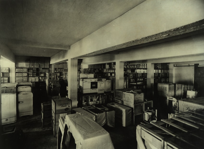 Interieur van pakhuizen van de Curaçao Trading Company, S.A. (C.T.C.) met voorraad huishoudelijke goederen voor de winkels te Willemstad