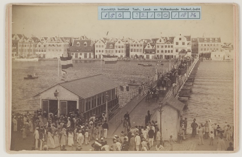 Otrabanda in Willemstad met op de achtergrond de Koningin Emmabrug