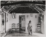 De weduwe van S. Rog in haar huisje op plantage Knip op Curaçao