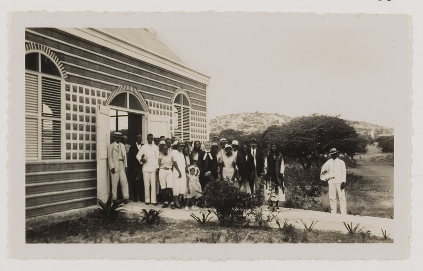 Kerkgangers van de protestantse kerk in Rincon op Bonaire met in hun midden dominee A. van Essen