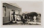 Kerkgangers van de protestantse kerk in Rincon op Bonaire met in hun midden dominee A. van Essen