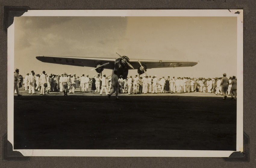 Grote belangstelling na de landing van de Snip, een Fokker 18, met gezagvoerder J.J. Hondong op het vliegveld Hato van Curaçao, die het begin inluidde van het Westindisch bedrijf van de KLM