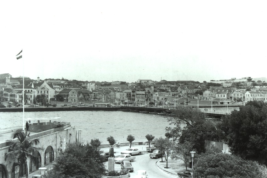 Stadsgezicht met een brug, vermoedelijk te Willemstad
