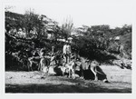 Drenken van ezels tijdens een uitstapje van de familie Ravelli op Curaçao