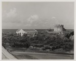 Fort Beekenburg aan de Caracas-baai op Curaçao met links de voormalige kazerne