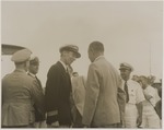 Gezagvoerder A. Viruly en directeur Openbare Werken van Curaçao, ir J.F. Groote, na de landing van het eerste KLM-vliegtuig na de Tweede Wereldoorlog op vliegveld Hato op Curaçao