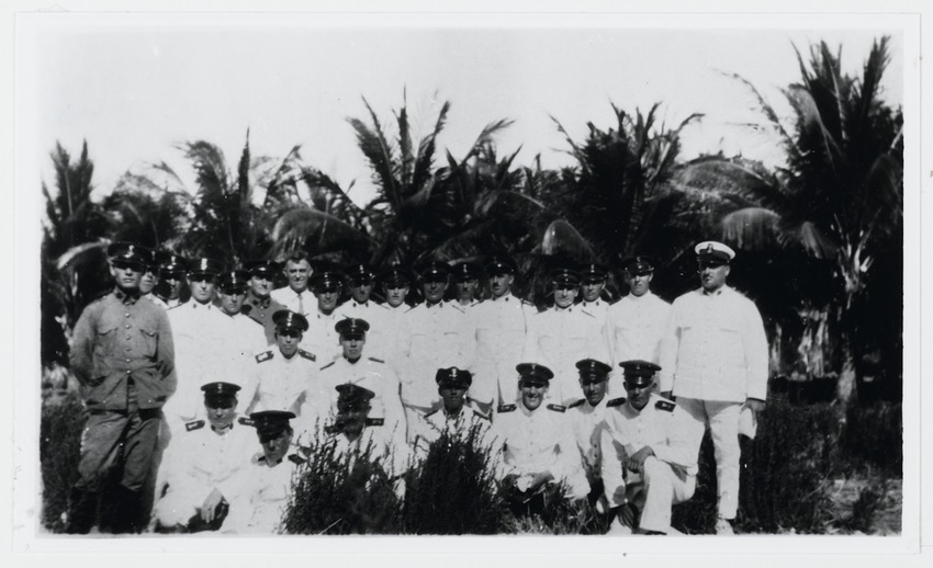 Nederlandse mariniers op plantage Sint Kruis (Santa Cruz) op Curaçao met geheel links [...] Knaap, chauffeur van D.P. Ravelli