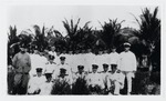 Nederlandse mariniers op plantage Sint Kruis (Santa Cruz) op Curaçao met geheel links [...] Knaap, chauffeur van D.P. Ravelli