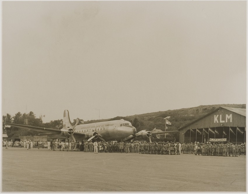 Het eerste KLM-vliegtuig na de Tweede Wereldoorlog na de landing op vliegveld Hato op Curaçao