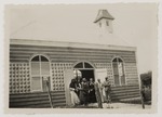 Dominee A. van Essen met kerkgangers van de protestantse kerk in Rincon op Bonaire