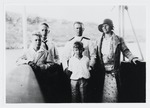 V.l.n.r.: Dick, Jaap en Thijs (=Matthijs) Ravelli met hun ouders Dirk Pieter Ravelli en A.L.M. Ravelli-van Mosseveld op een tanker van de Shell in het Schottegat op Curaçao