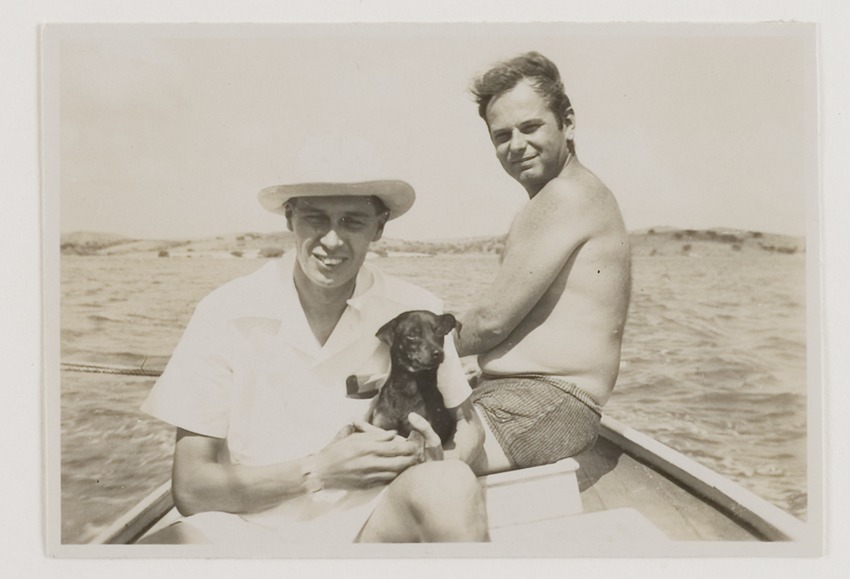 J.C. van Essen (rechts), hoofd Fotografische Dienst van de Curaçao Petroleum Industrie Maatschappij, in een boot op het Spaanse Water op Curaçao