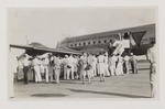 Belangstelling bij de landing van het eerste KLM-vliegtuig na de Tweede Wereldoorlog op vliegveld Hato op Curaçao