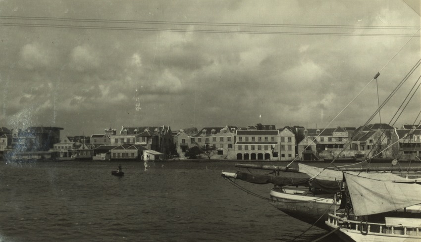 Sint Annabaai met uitzicht op Otrabanda te Willemstad