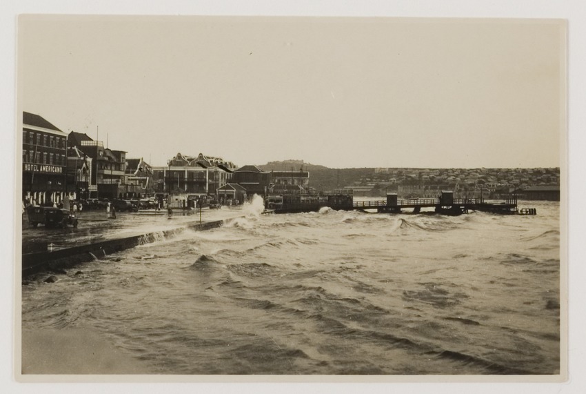 Storm in Willemstad met links het Brionplein