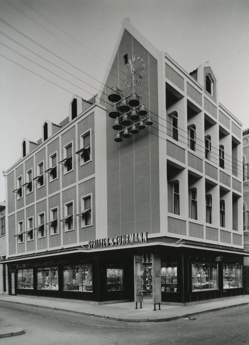 Klokkenspel op de gevel van winkel Spritzer & Fuhrmann te Willemstad