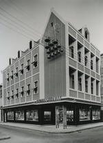 Klokkenspel op de gevel van winkel Spritzer & Fuhrmann te Willemstad