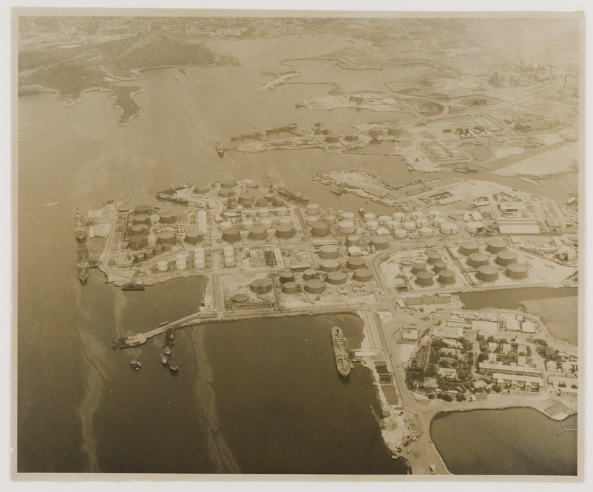 De Curaçaosche Petroleum Industrie Maatschappij aan het Schottegat te Willemstad