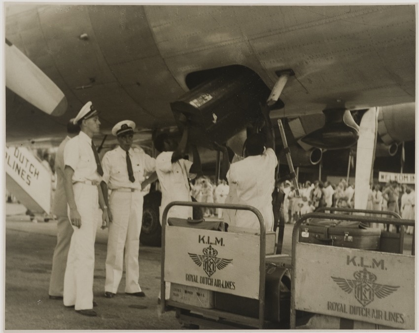 Het uitladen van het eerste KLM-vliegtuig na de Tweede Wereldoorlog op vliegveld Hato op Curaçao